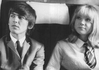 George Harrison e Pattie Boyd, sua primeira esposa, em cena do filme..png