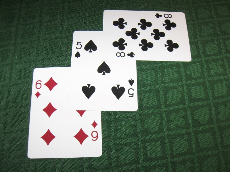 Dobrando. A terceira carta é colocada em ângulo reto para significar que o jogador não pode receber mais cartas..jpg